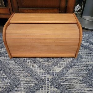 Wood bread box